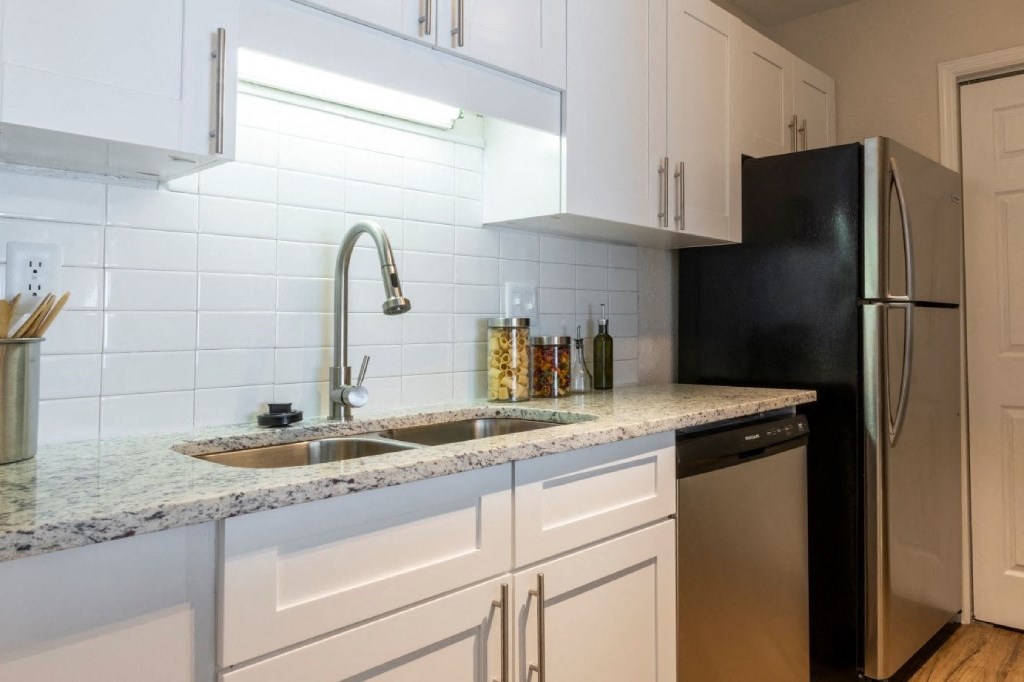 Alpharetta Apartments – Webb Bridge Crossing – kitchen with white cabinets and stainless steel appliances