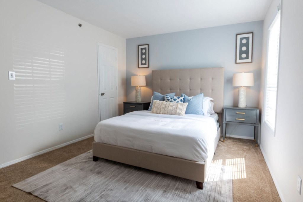 Webb Bridge Crossing Apartments in Alpharetta Georgia photo of bedroom with large window