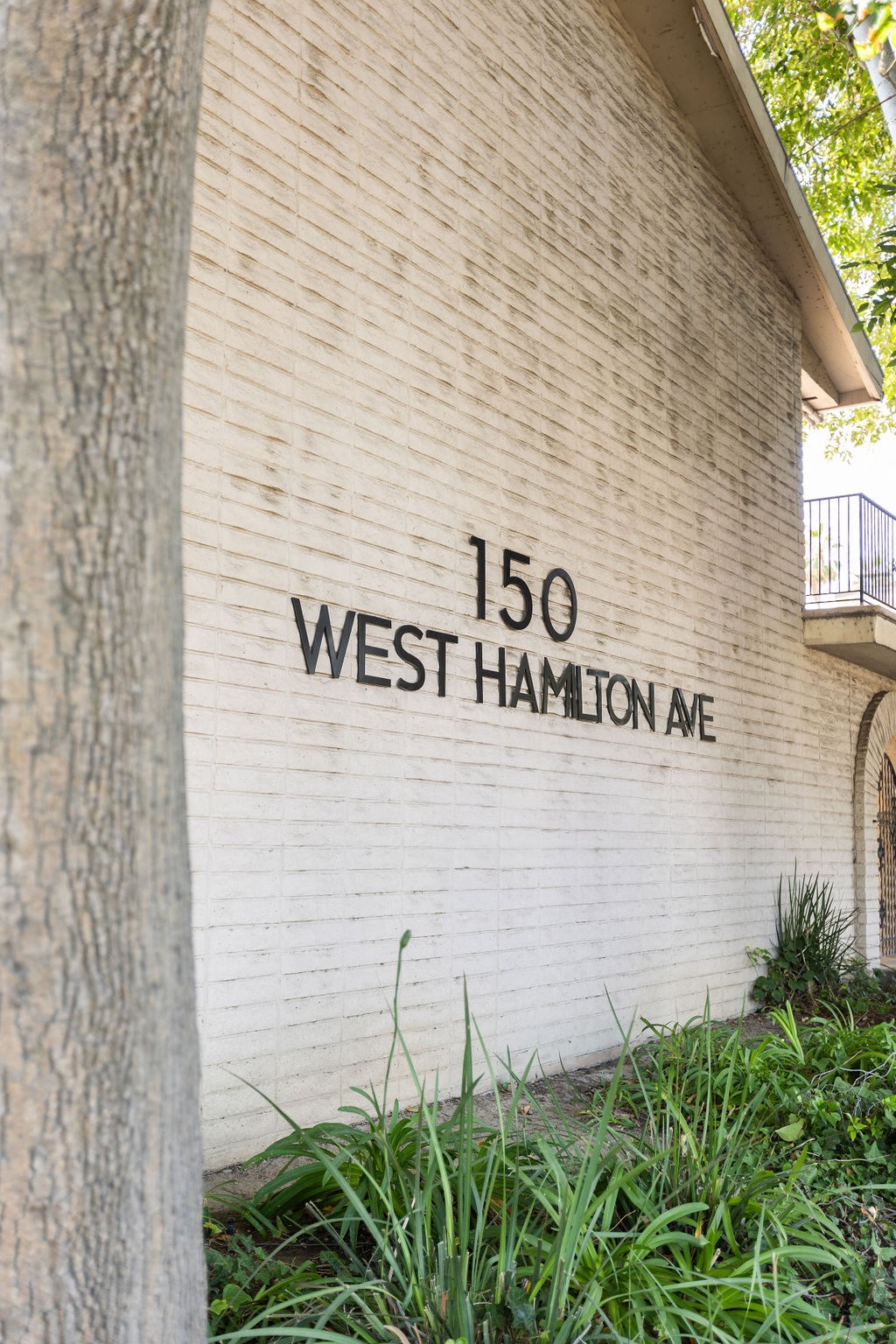 the side of a building that says 150 ave