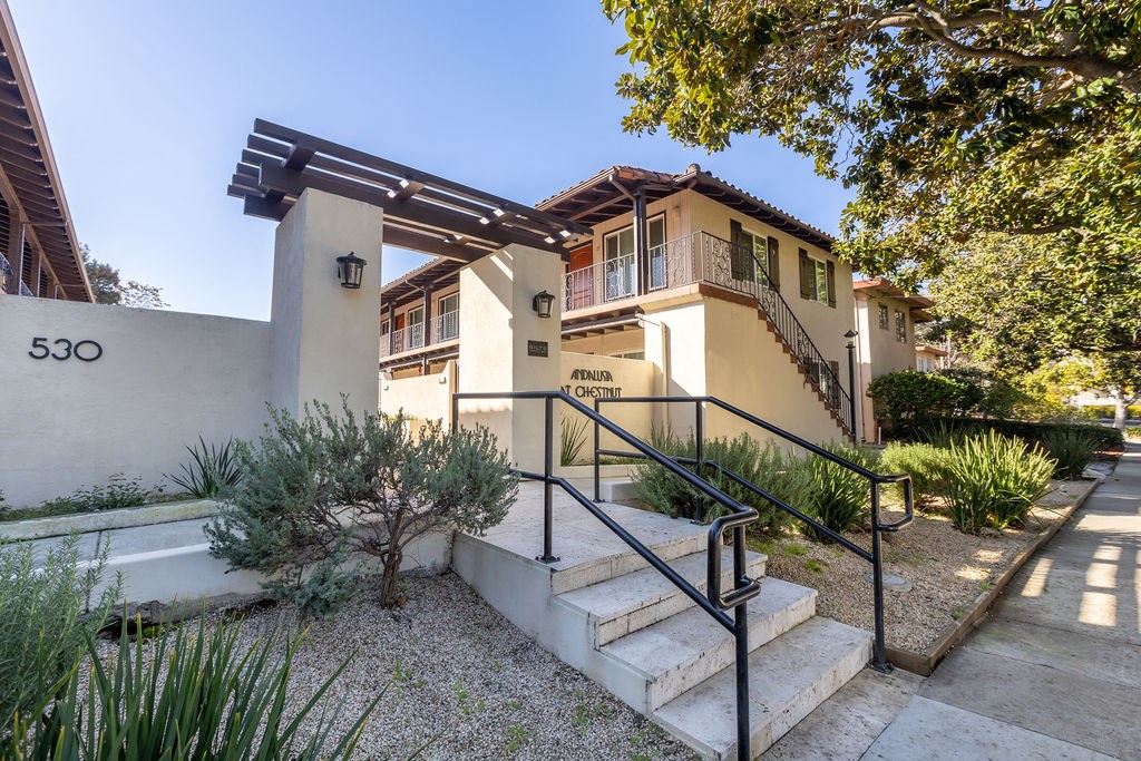 A house numbered 530 with a staircase leading to the front door.