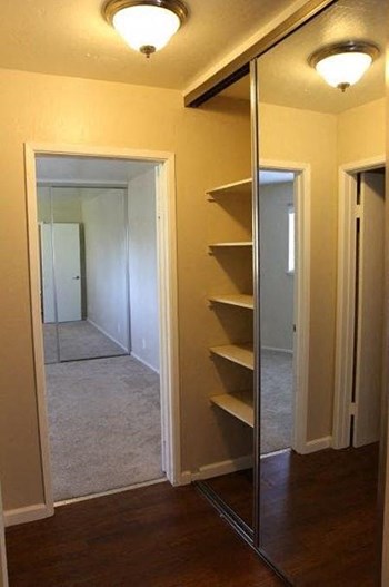 4515 Hamilton Ave. 1-2 Beds Apartment for Rent - Photo Gallery 2