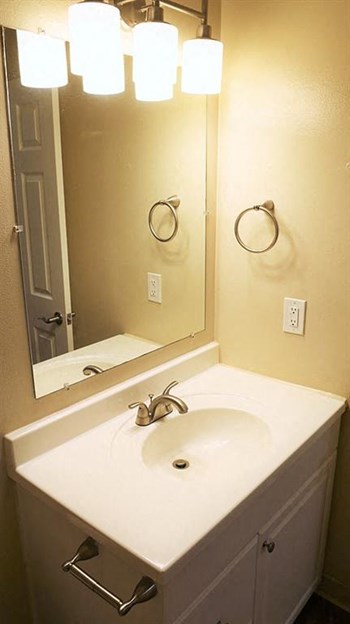 4515 Hamilton Ave. 1-2 Beds Apartment for Rent - Photo Gallery 5