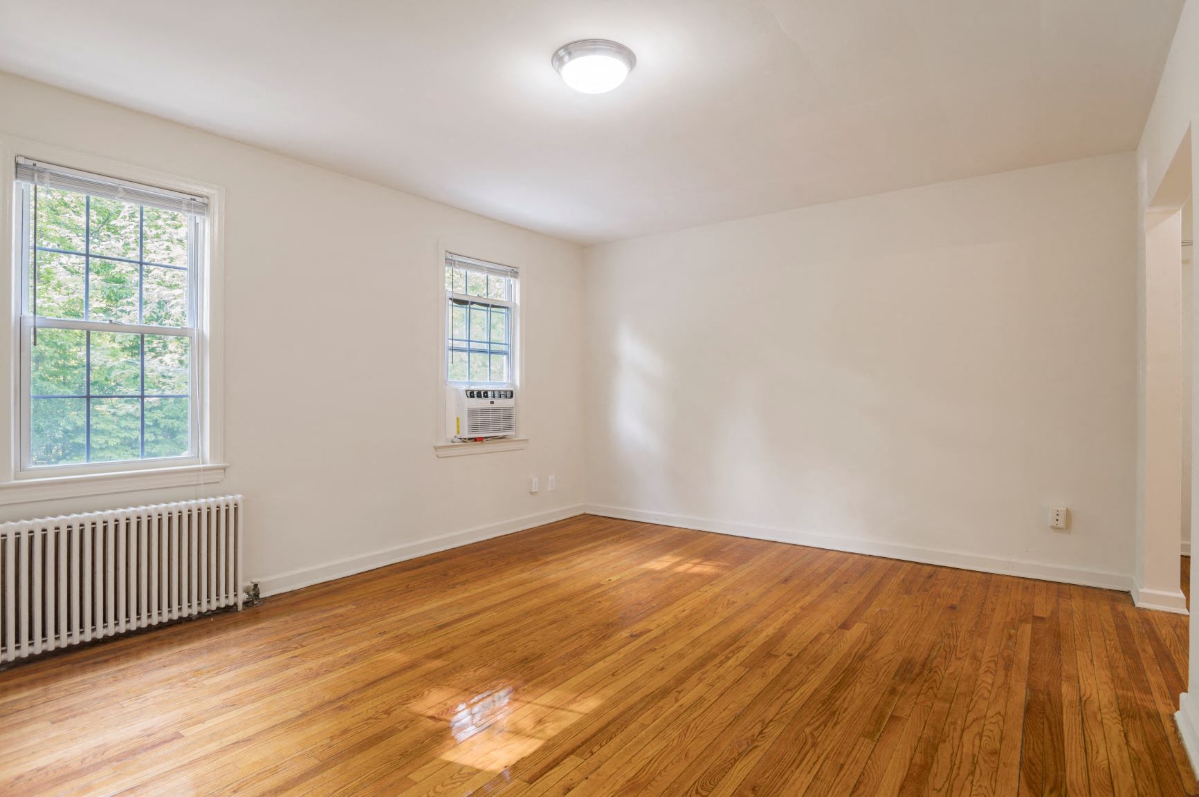 Living rooom at Park Crest Apartments in Washington D.C. 20007