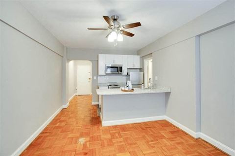 Studio apartment with renovated kitchen at The York and Potomac Park, Washington