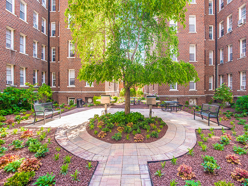Courtyard with grilling area at Highview and Castle Manor, Washington