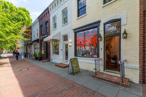 Charming Georgetown boutiques and retailers near Kew Gardens