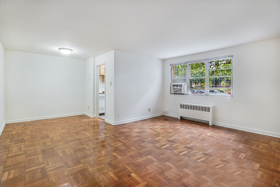 Apartment living and dining area at Mason Hall in Alexandria, VA 22314