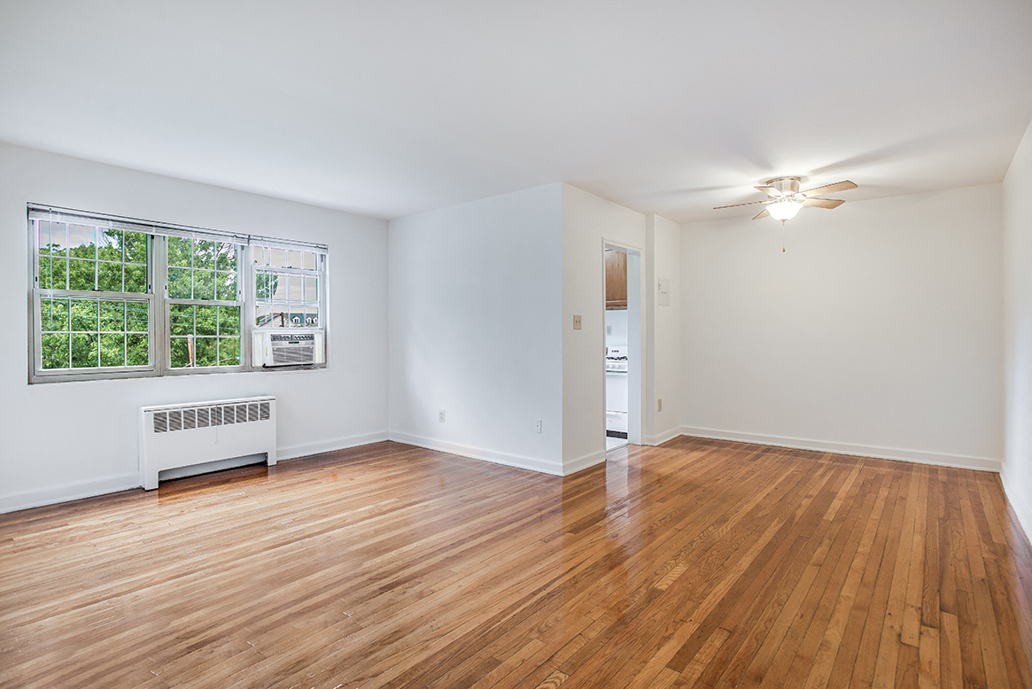 Apartment living and dining area at Mason Hall in Alexandria, VA 22314