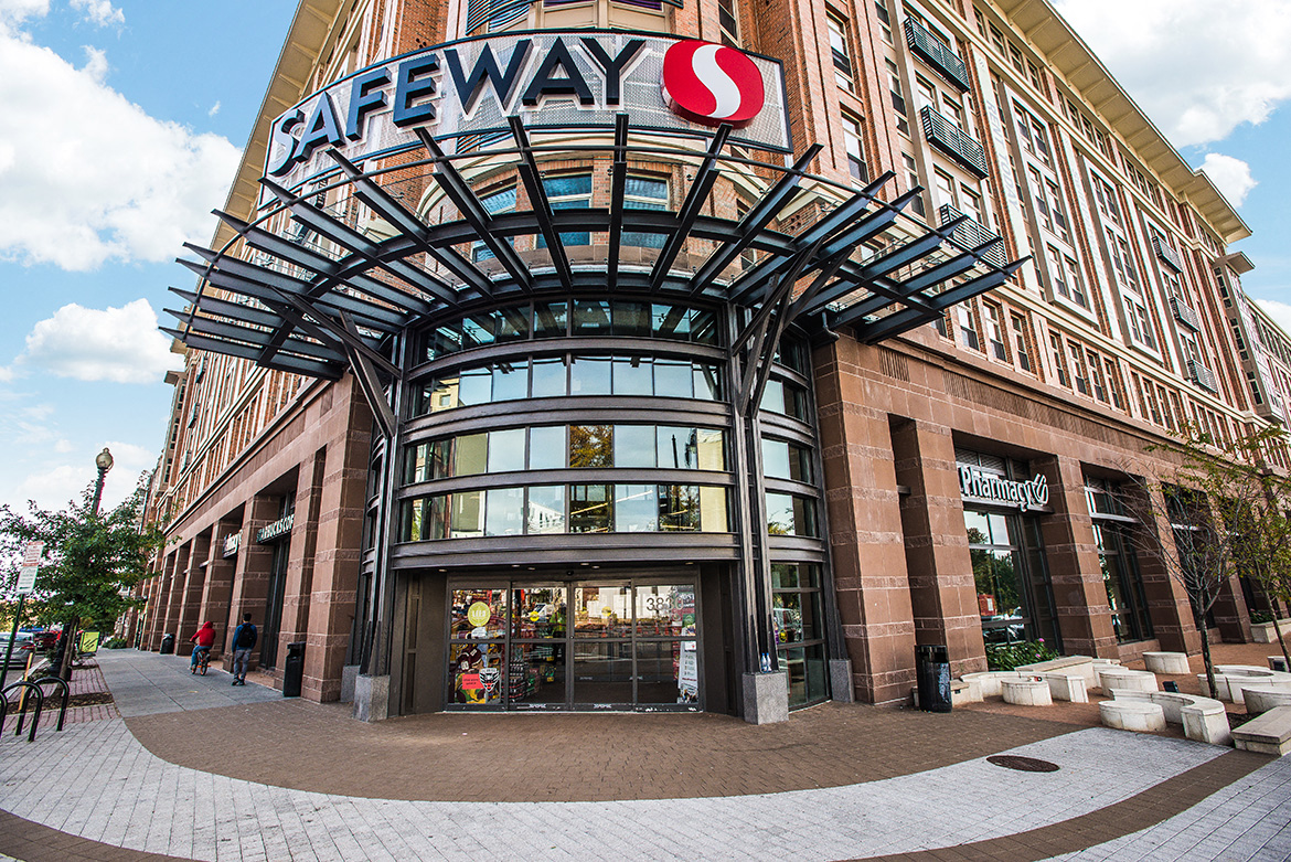 shopping and dining at Paramount, Washington, Washington