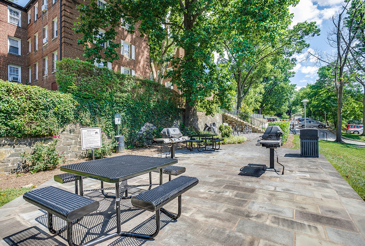 Courtyard with grills at Park Crest Apartments in Washington D.C. 20007