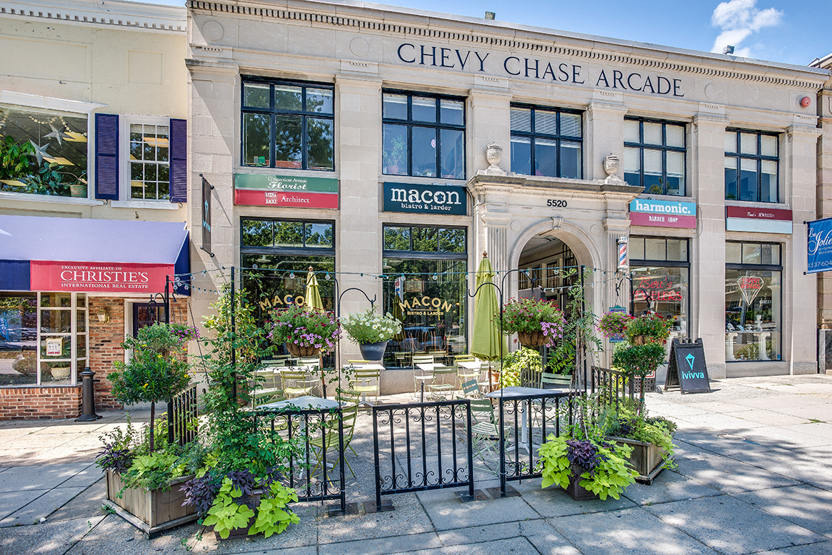 Nearby shopping, dining at Livingston, Washington, 20015