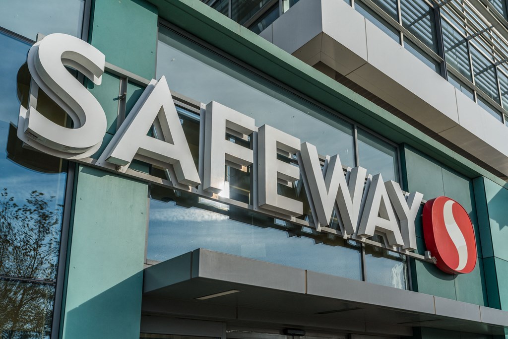 Nearby shopping and dining in Waterfront Station at Valo Apartments, Washington DC 20024