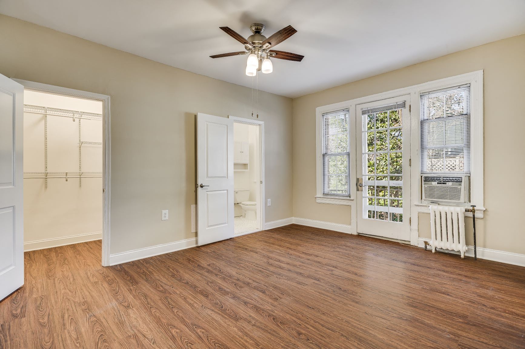 Studio apartment with balcony  at Kew Gardens, Washington, Washington