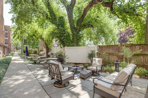 Courtyard with seating at Mason Hall in Alexandria, VA 22314