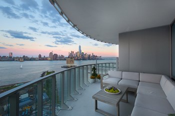 Balcony a with sweeping Manhattan sunset view - Photo Gallery 3