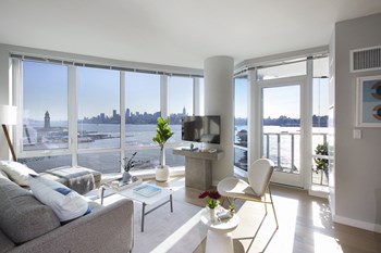 furnished living room with Manhattan views - Photo Gallery 4