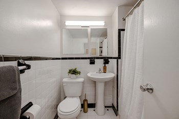 Quebec House studio model refreshed bathroom - Photo Gallery 12