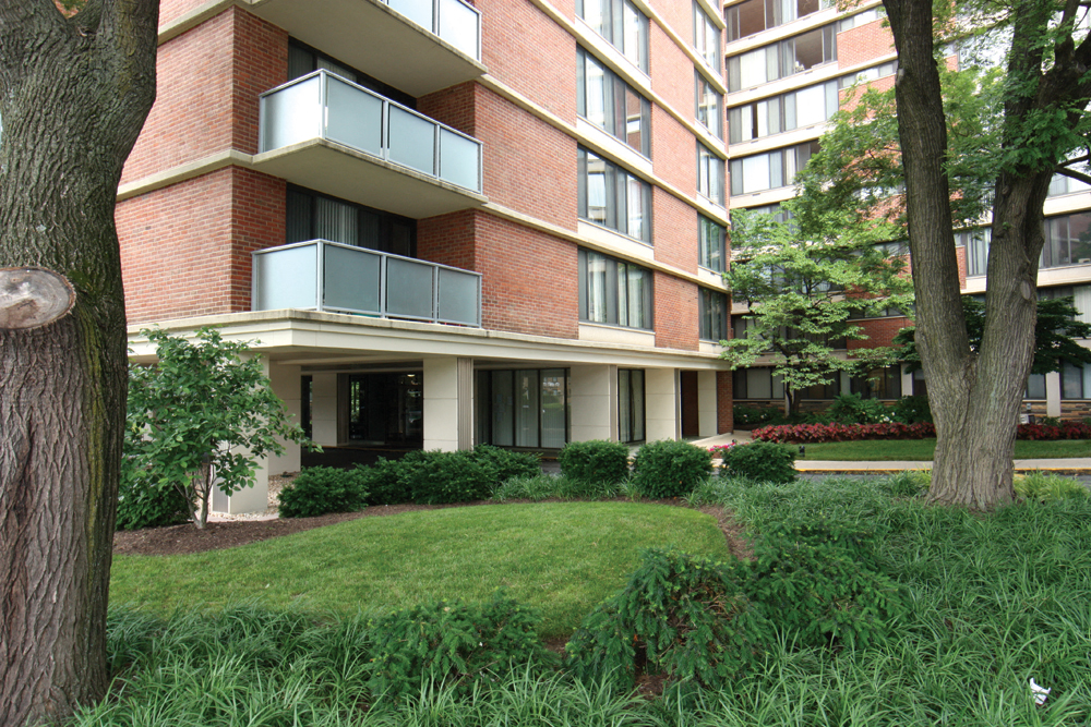 Beautifully Landscaped Grounds  at Calvert House Apartments, Washington