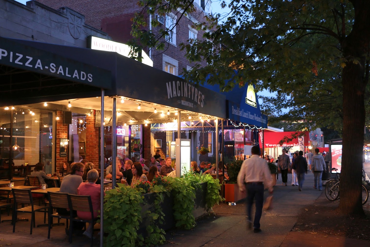 Lots of Outdoor Dining options Near the Apartmentsat Calvert House Apartments, Washington