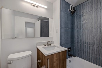 Quebec House light scheme renovated studio bathroom - Photo Gallery 6