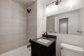 Quebec House dark renovated bathroom - Photo Gallery 3