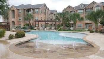 A large pool with a fountain in the middle of it.