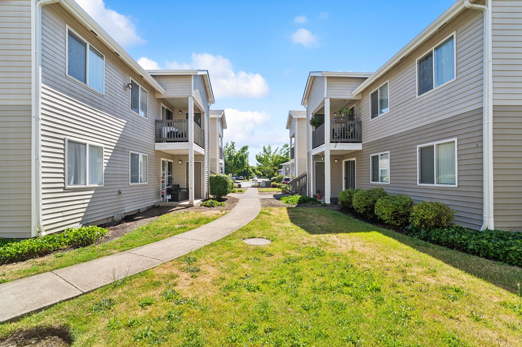 the preserve at ballantyne commons walkway between apartment buildings