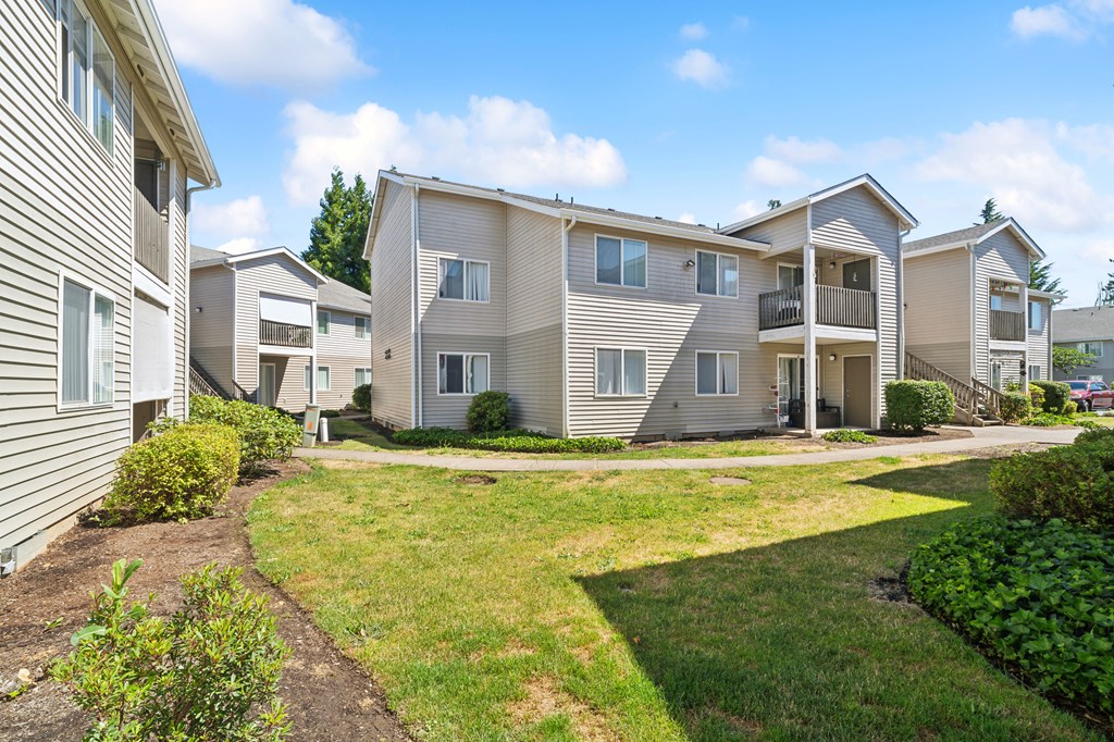 the preserve at ballantyne commons yard and apartment buildings