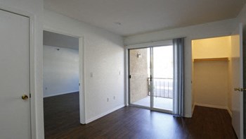 1355 Meadowlark Ln SE 1-2 Beds Apartment for Rent - Photo Gallery 6