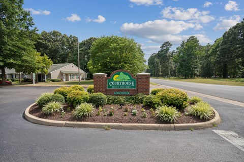 the welcome sign at the entrance to cul de sac park