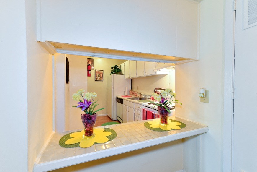 Woods at Southlake Apartments - Kitchen Breakfast Bar