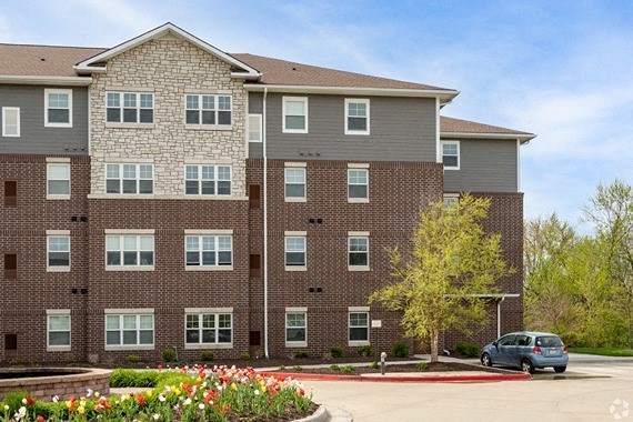 Elegant Exterior View at The Gardens at Jackson Creek, Independence