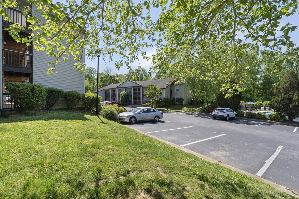 a city street with cars parked in front of houses