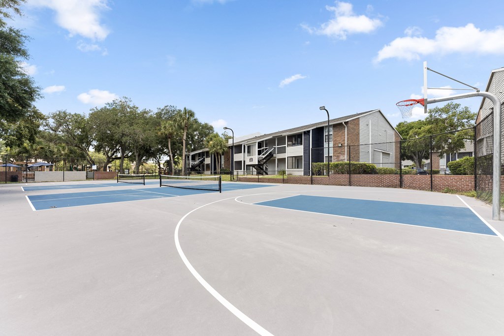 the basketball court at the whispering winds apartments in pearland tx
