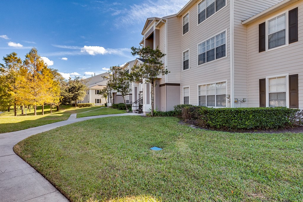 the preserve at ballantyne commons yard and apartment buildings