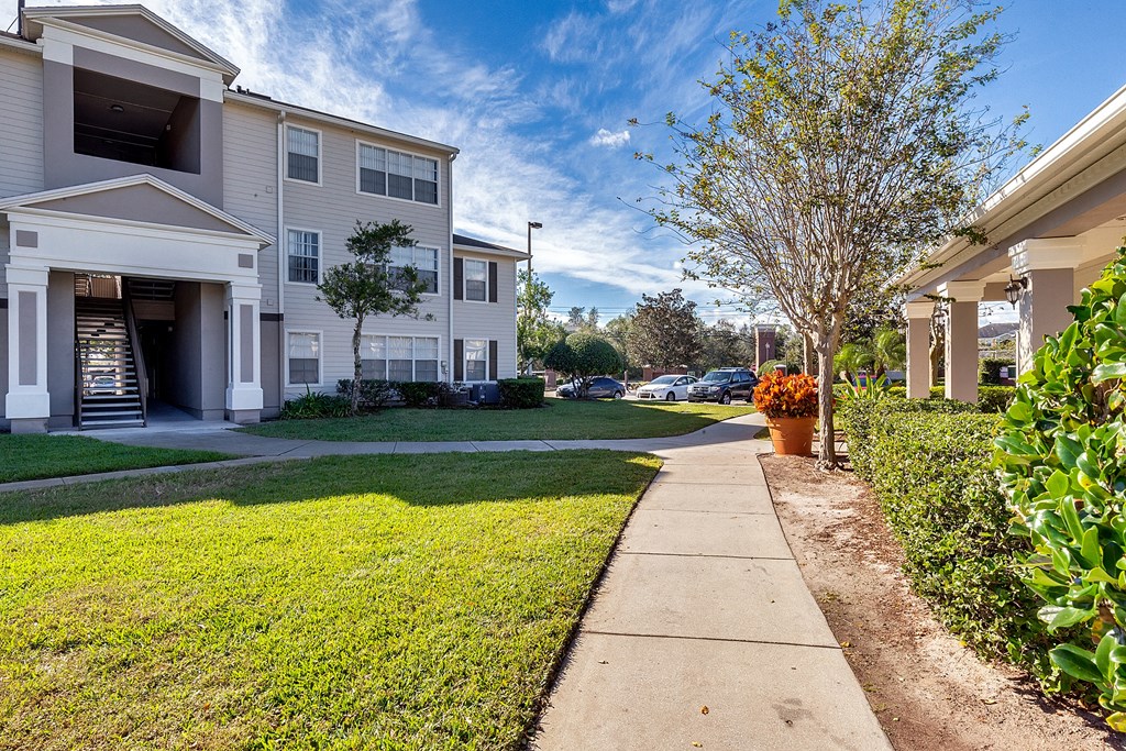 the preserve at ballantyne commons apartments walkway and grass