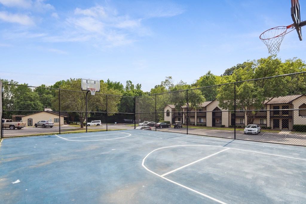 the basketball court at the whispering winds apartments in pearland