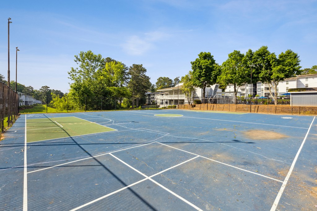 the tennis courts at the whispering winds apartments in pearland tx