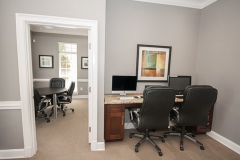 A room with a desk and chairs.