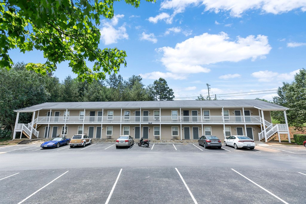 an office building with cars parked in the parking lot