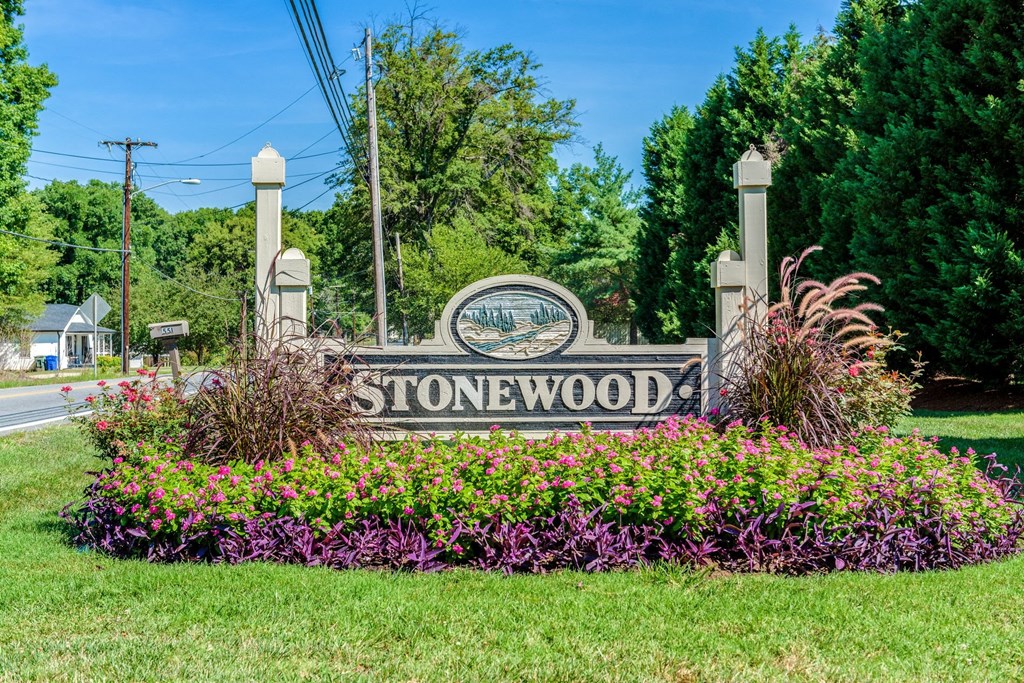 the sign for stonewood at the entrance to stonewood park