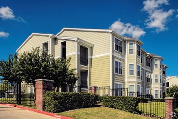 13960 Hillcroft Avenue 1-2 Beds Apartment for Rent - Photo Gallery 2