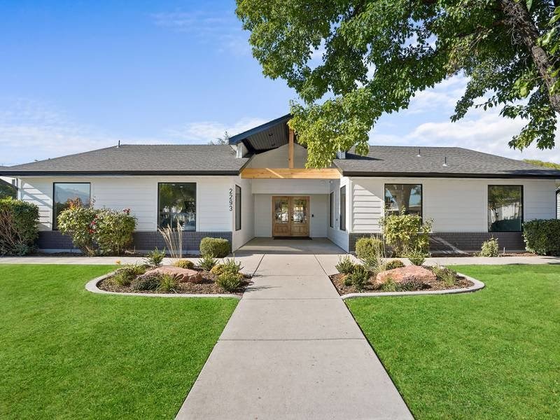 courtyard walking path at Lexington Park Apartments, Utah