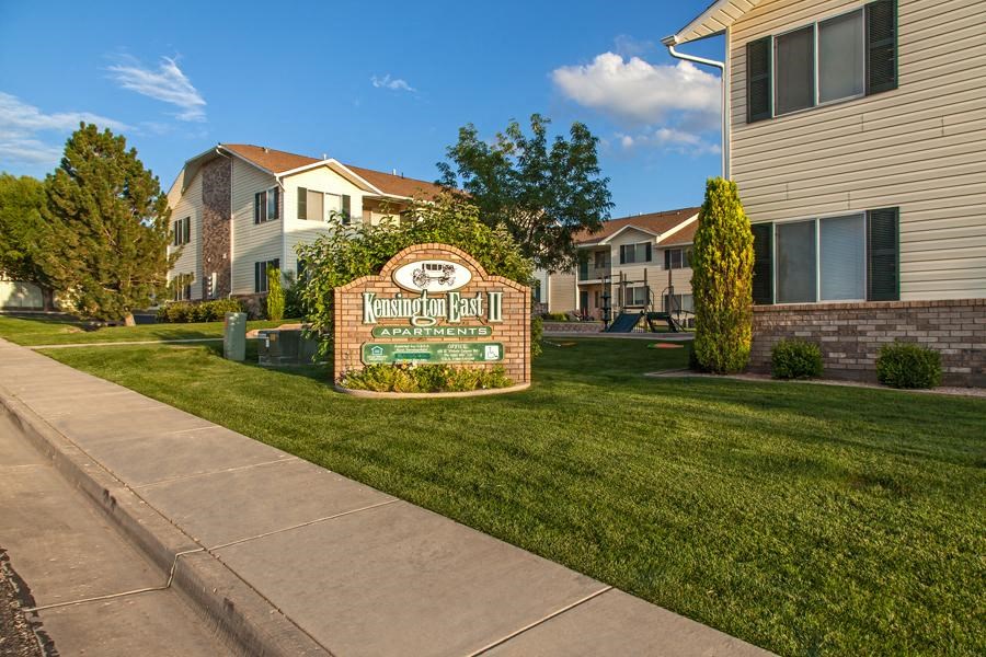 a street sign in front of some houses
