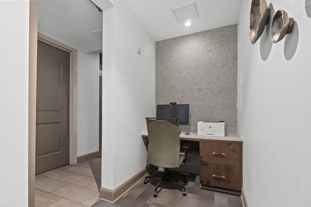 A room with a desk and a chair. at 1010 Dilworth Apartments, Charlotte 28204