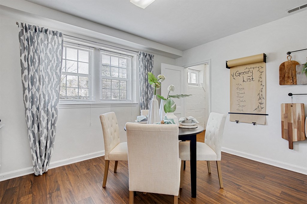Dining area at Cross Country Manor Apartments, Baltimore, 21215