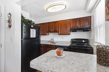 Kitchen with Breakfast Bar Kitchen with Breakfast Bar at Donnybrook Apartments, Towson, Maryland - Photo Gallery 2