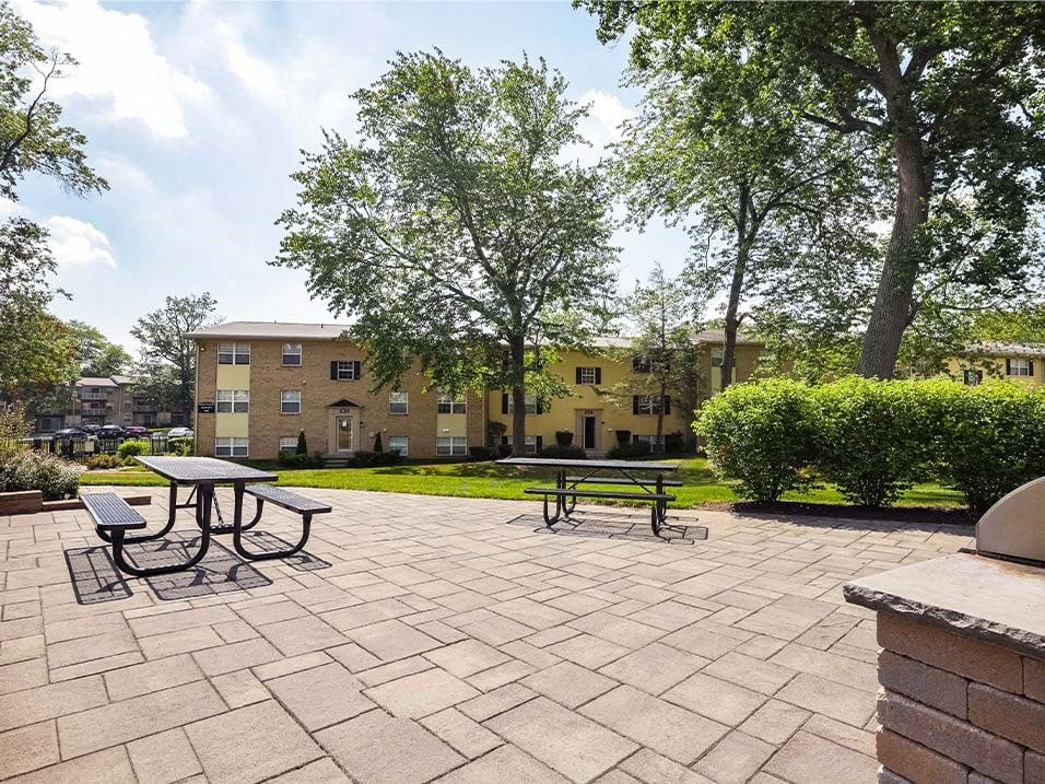 Community Grilling and Outdoor Dining Area at Kenilworth at Perring Park Apartments, Parkville, Maryland