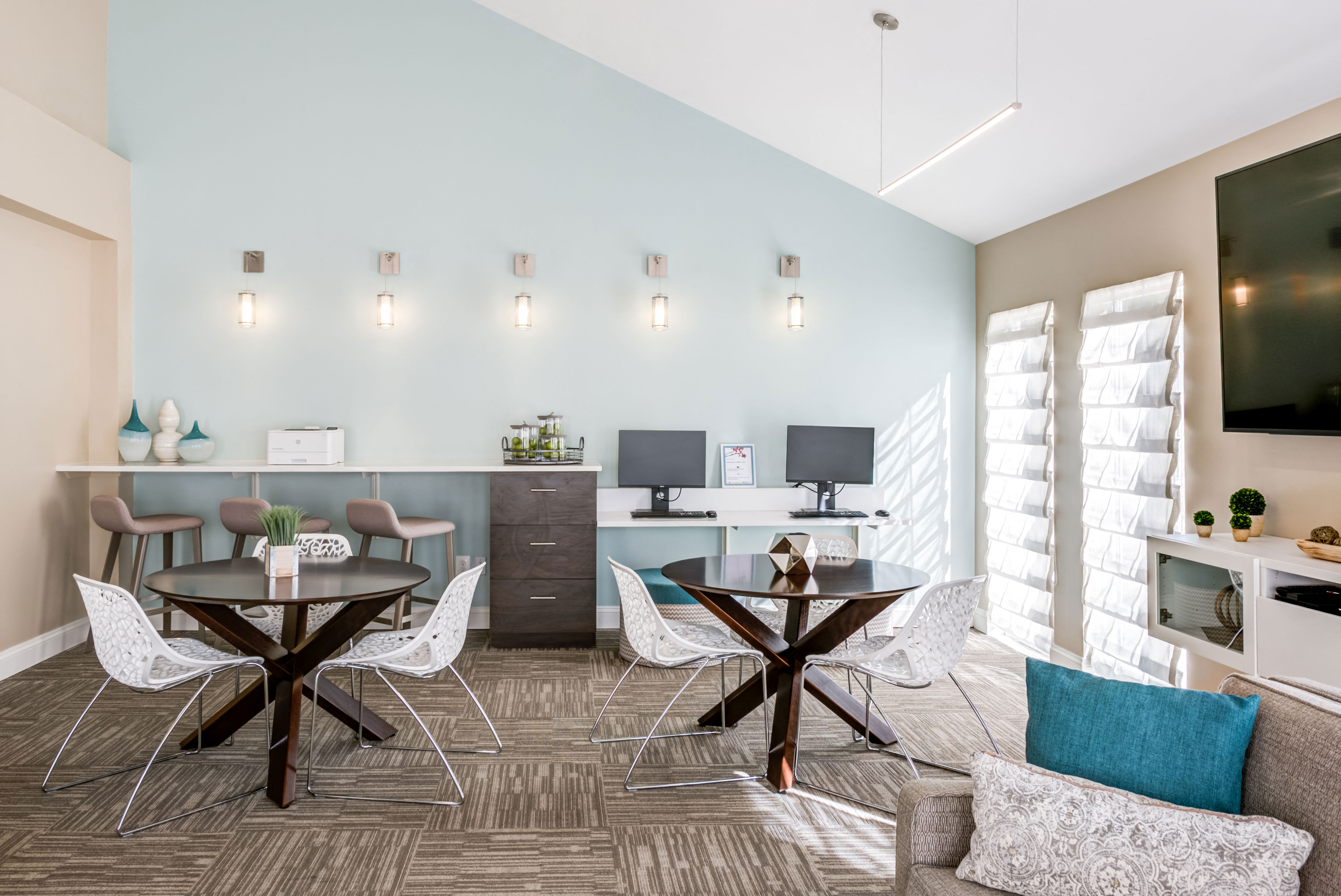 Lounge Area With Access To Computers at The Crossings at White Marsh Apartments, Maryland, 21128
