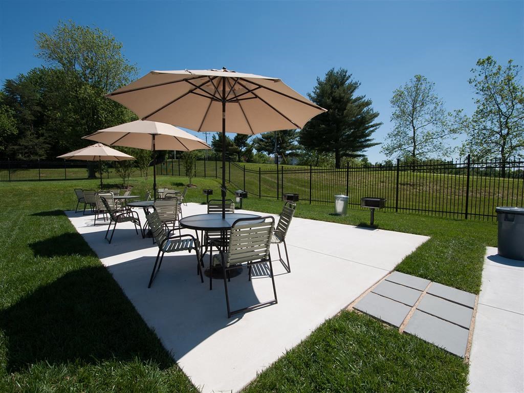 Outdoor Dining Area at Doncaster Village Apartments, Parkville, MD, 21234